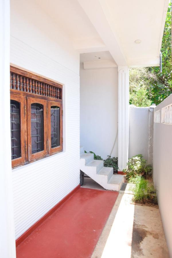 Tharaka Homestay Велигама Экстерьер фото