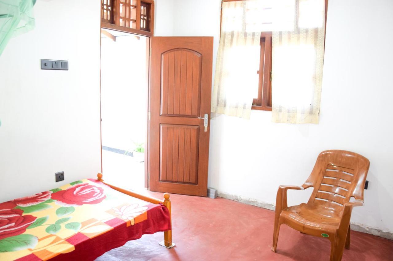 Tharaka Homestay Велигама Экстерьер фото