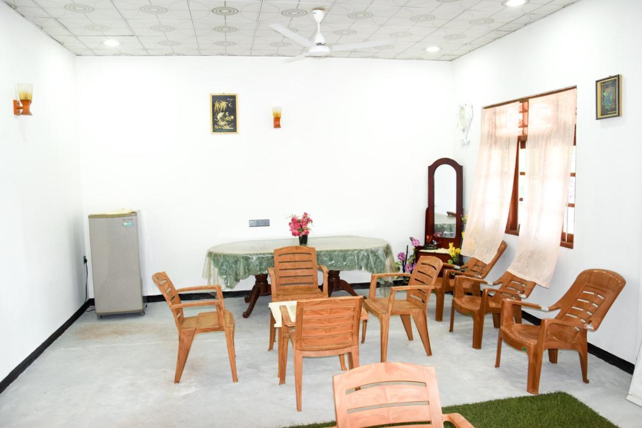 Tharaka Homestay Велигама Экстерьер фото